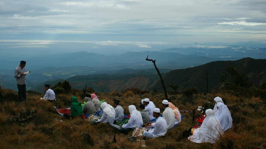Ritual Haji di Gunung Bawakaraeng Ritual Haji di Gunung Bawakaraeng - Dolan Dolen